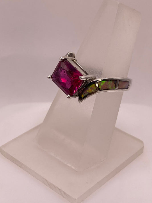 Anillo de Plata Ley 925 con Zirconia Fucsia y Ópalo de Fuego, vista frontal