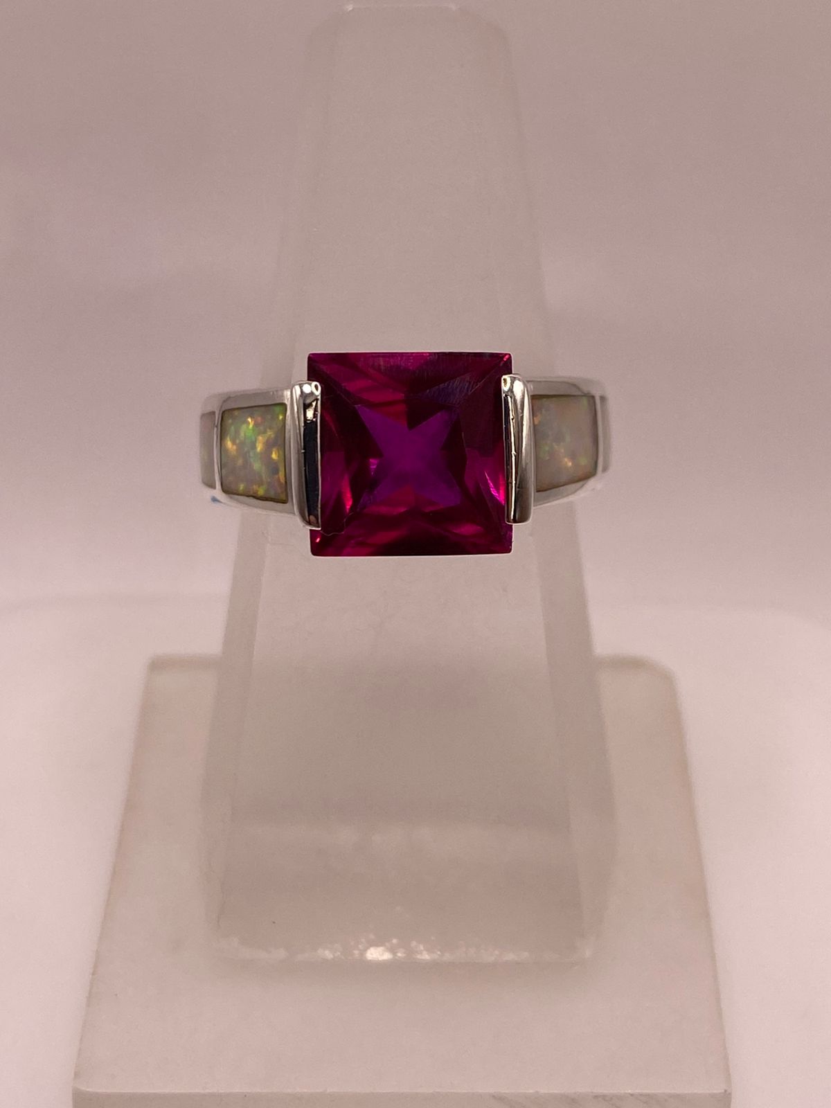 Anillo de Plata Ley 925 con Zirconia Fucsia y Ópalo de Fuego — ángulo diagonal