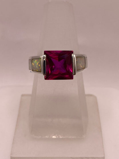 Anillo de Plata Ley 925 con Zirconia Fucsia y Ópalo de Fuego — ángulo diagonal