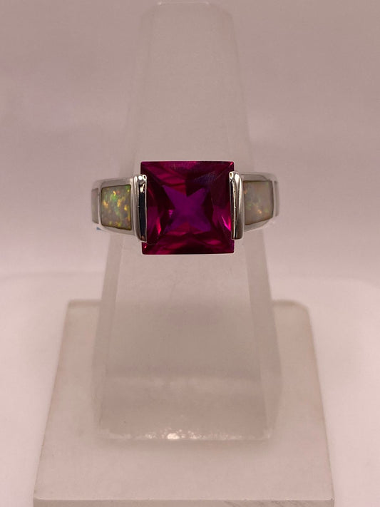 Anillo de Plata Ley 925 con Zirconia Fucsia y Ópalo de Fuego — ángulo diagonal