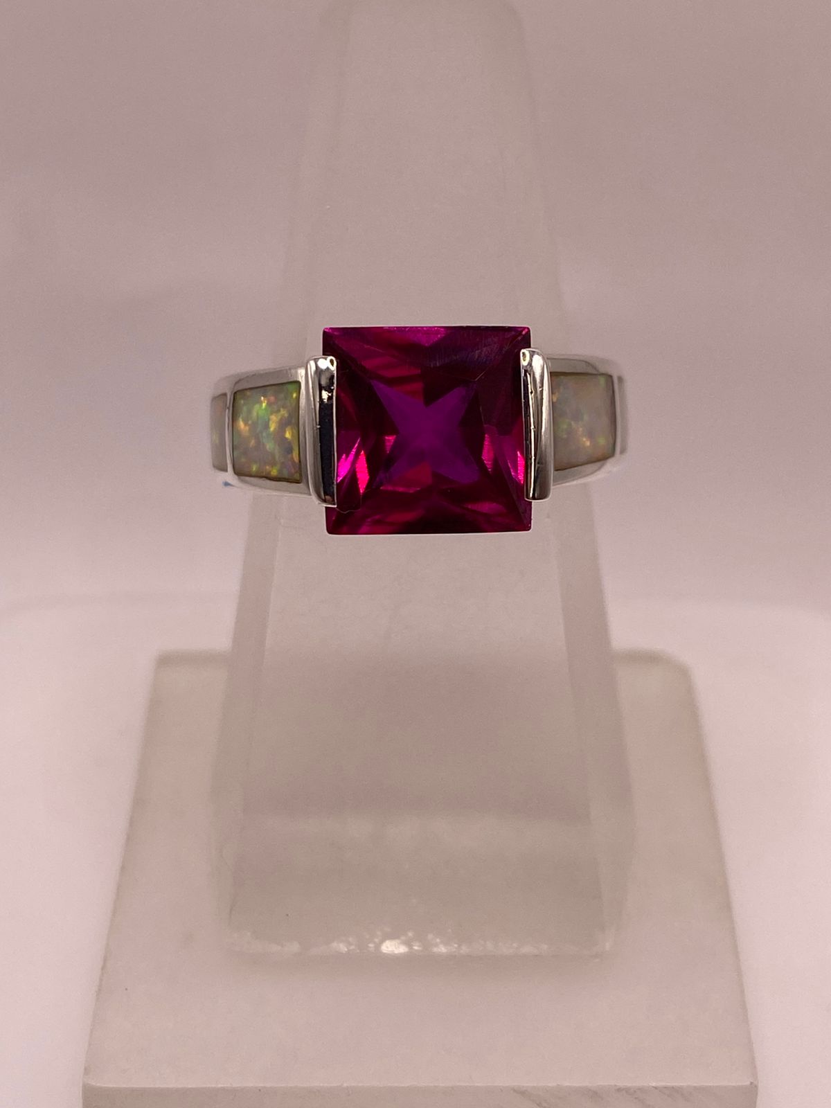 Anillo de Plata Ley 925 con Zirconia Fucsia y Ópalo de Fuego, vista lateral