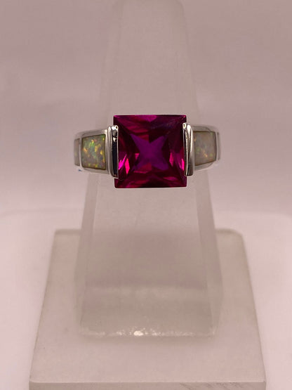 Anillo de Plata Ley 925 con Zirconia Fucsia y Ópalo de Fuego, vista lateral