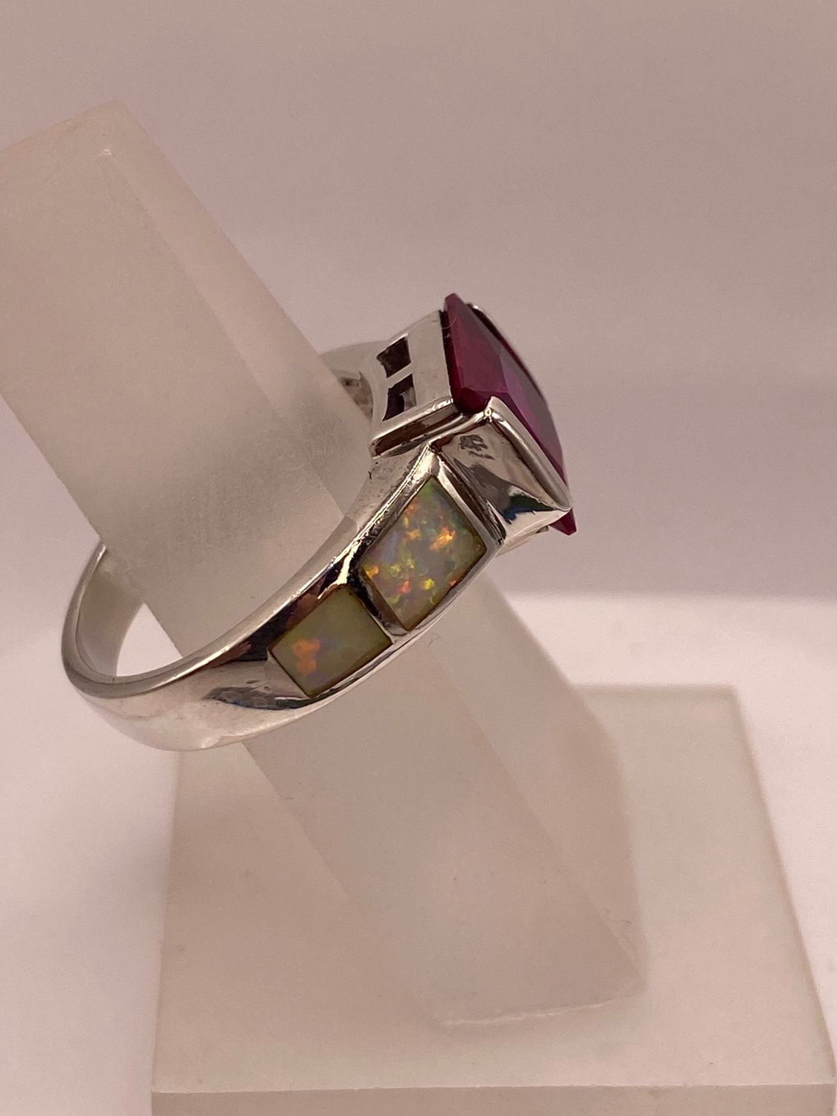 Anillo de Plata Ley 925 con Zirconia Fucsia y Ópalo de Fuego, vista de detalle