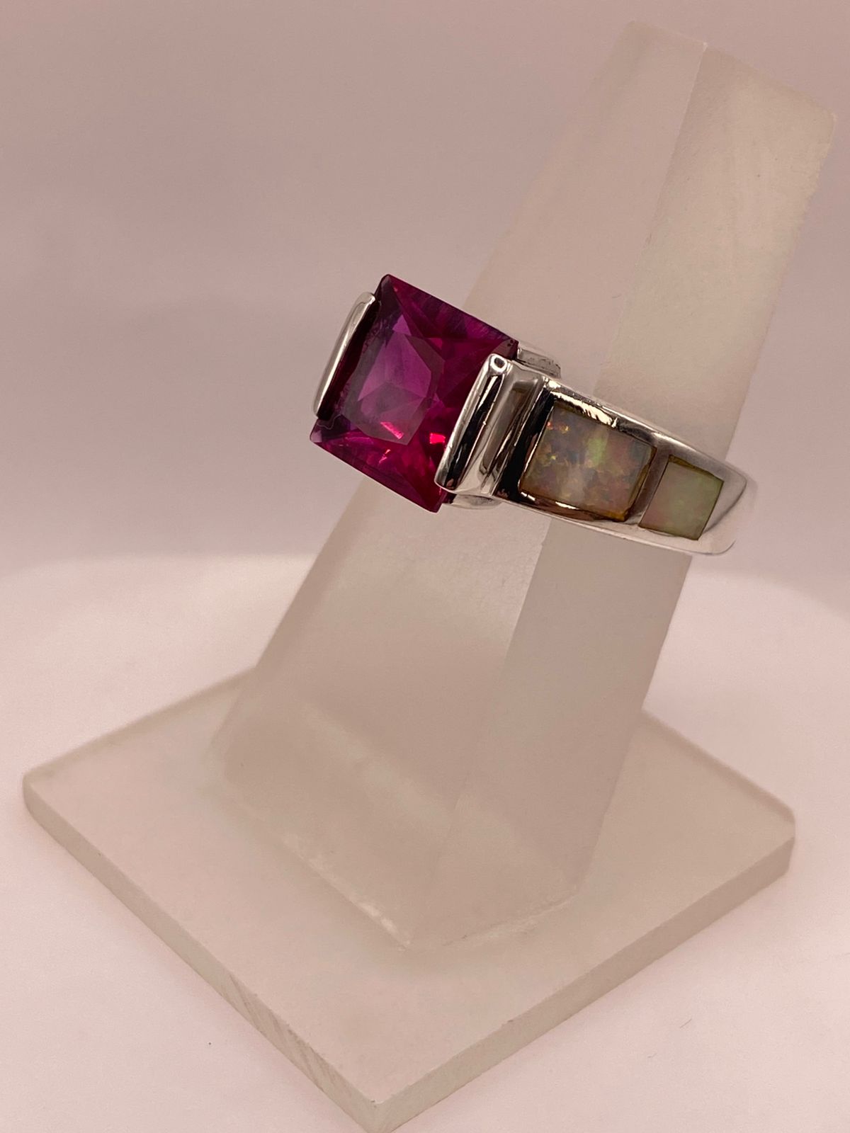 Anillo de Plata Ley 925 con Zirconia Fucsia y Ópalo de Fuego, vista frontal