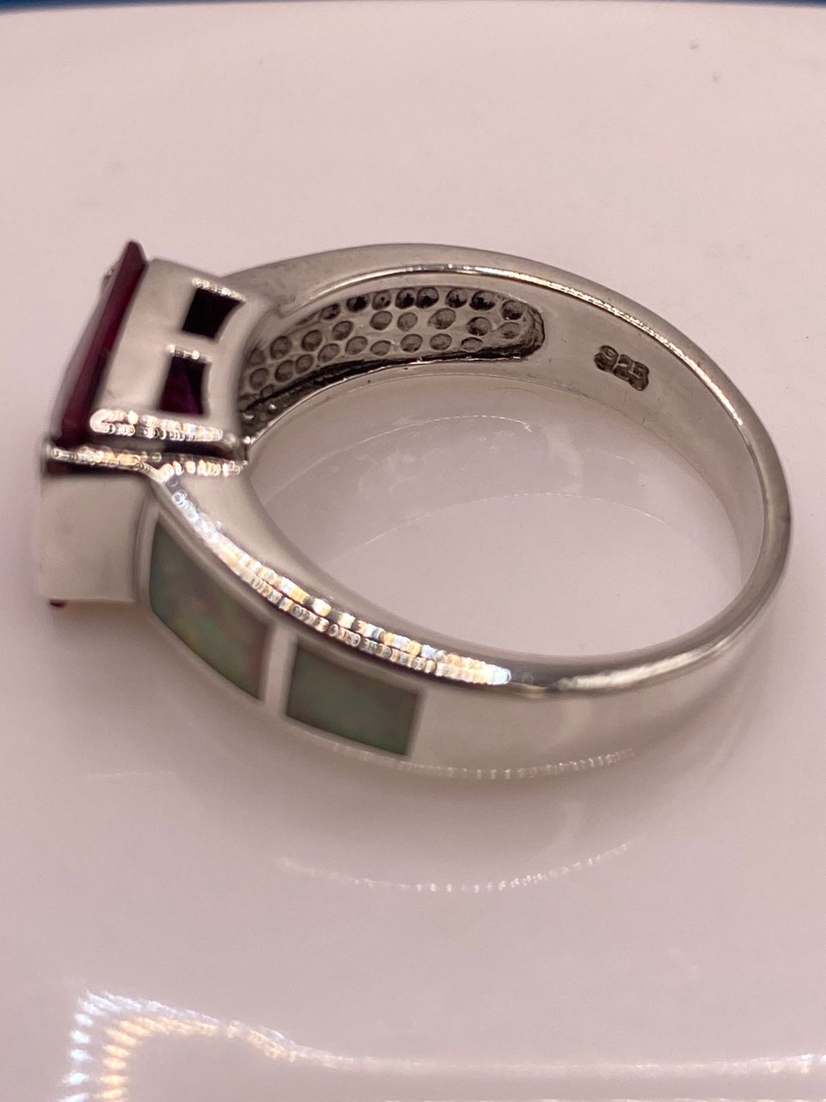 Anillo de Plata Ley 925 con Zirconia Fucsia y Ópalo de Fuego, sello de autenticidad Plata Ley .925