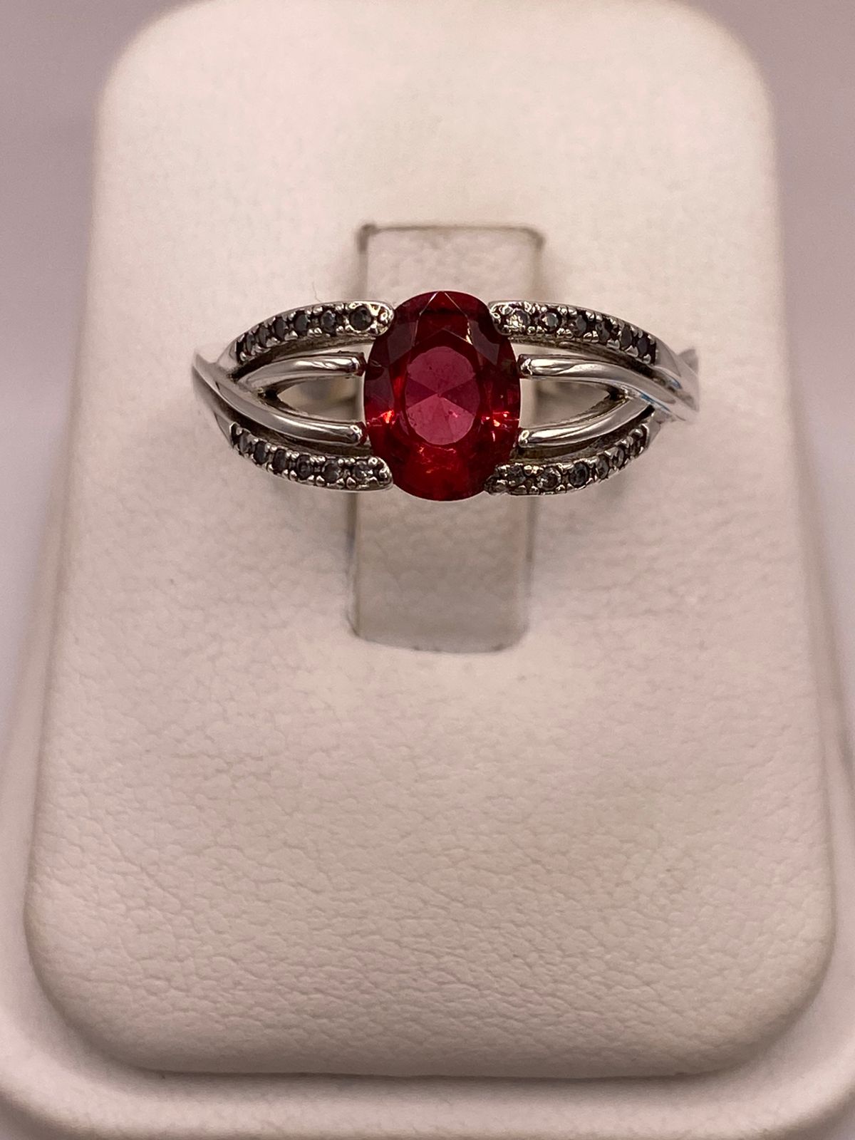 Anillo de Plata Ley 925 con Zirconia Fucsia Ovalada — detalle de acabado