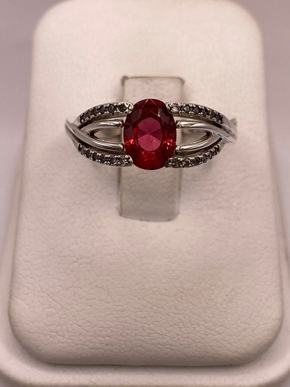 Anillo de Plata Ley 925 con Zirconia Fucsia Ovalada — detalle de acabado