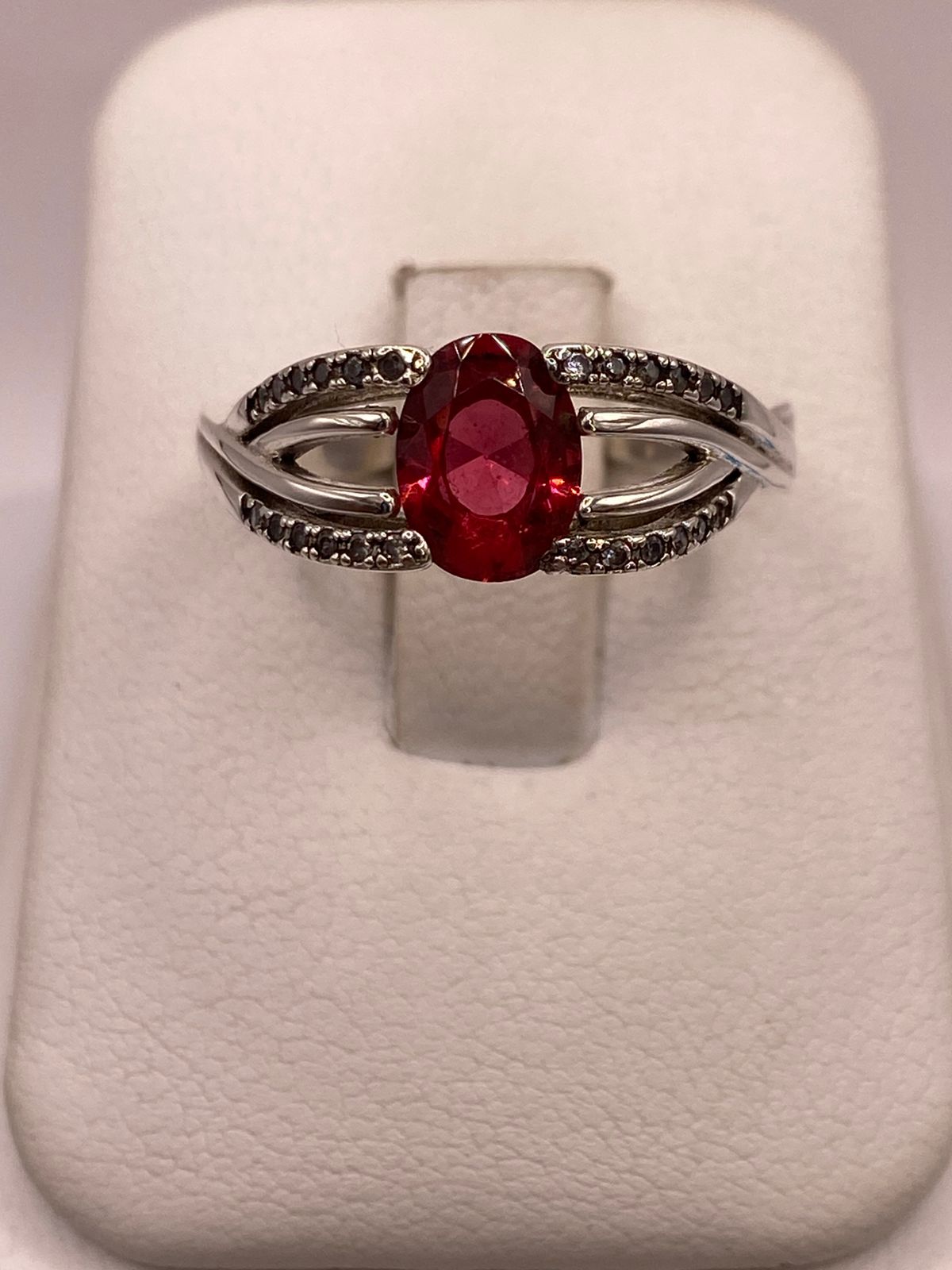 Anillo de Plata Ley 925 con Zirconia Fucsia Ovalada, vista frontal