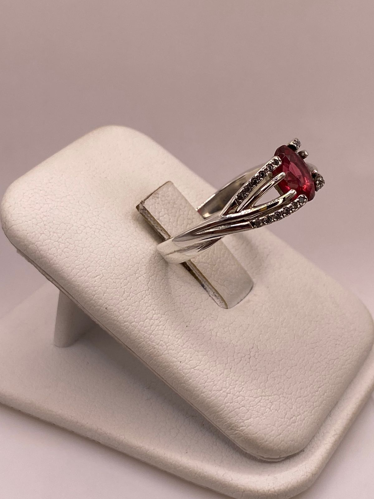 Anillo de Plata Ley 925 con Zirconia Fucsia Ovalada, vista de detalle