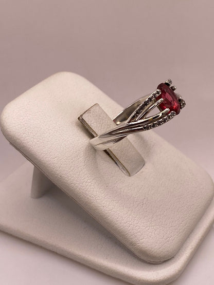 Anillo de Plata Ley 925 con Zirconia Fucsia Ovalada, vista de detalle