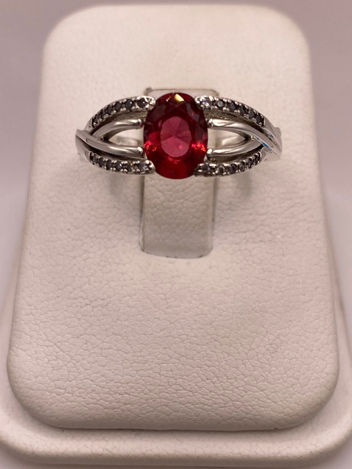 Anillo de Plata Ley 925 con Zirconia Fucsia Ovalada, vista lateral