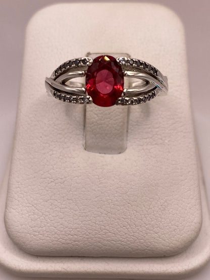 Anillo de Plata Ley 925 con Zirconia Fucsia Ovalada, vista lateral
