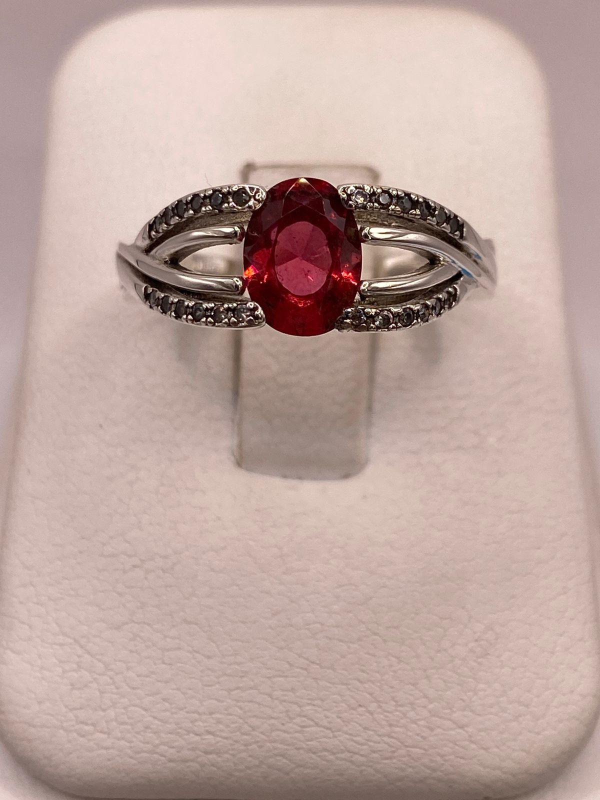 Anillo de Plata Ley 925 con Zirconia Fucsia Ovalada, vista superior