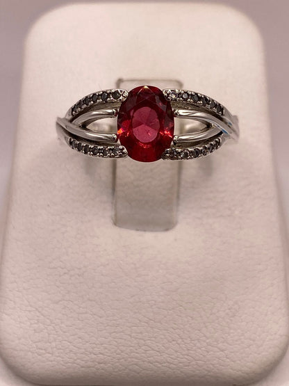 Anillo de Plata Ley 925 con Zirconia Fucsia Ovalada, vista superior
