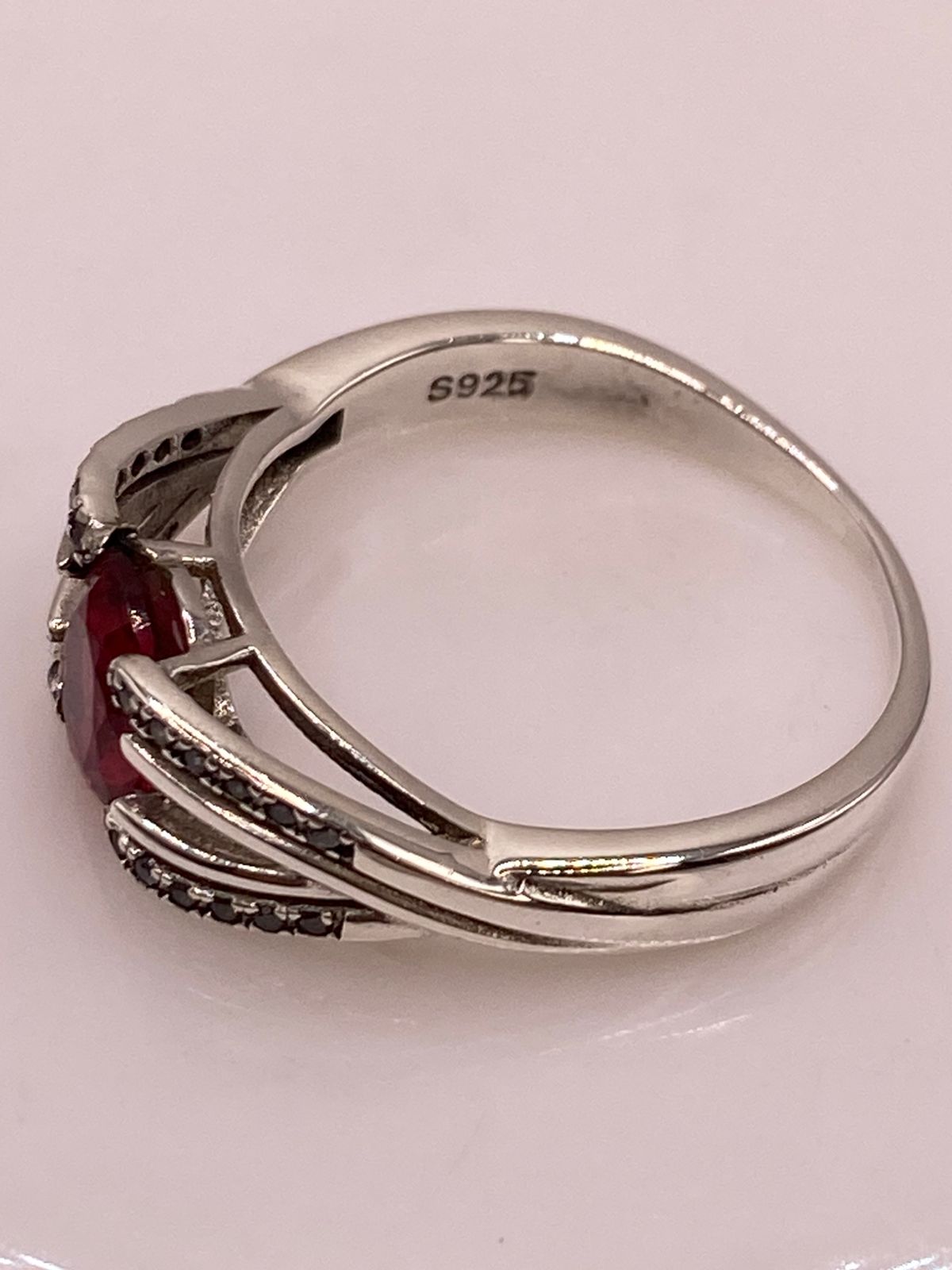 Anillo de Plata Ley 925 con Zirconia Fucsia Ovalada, sello de autenticidad Plata Ley .925
