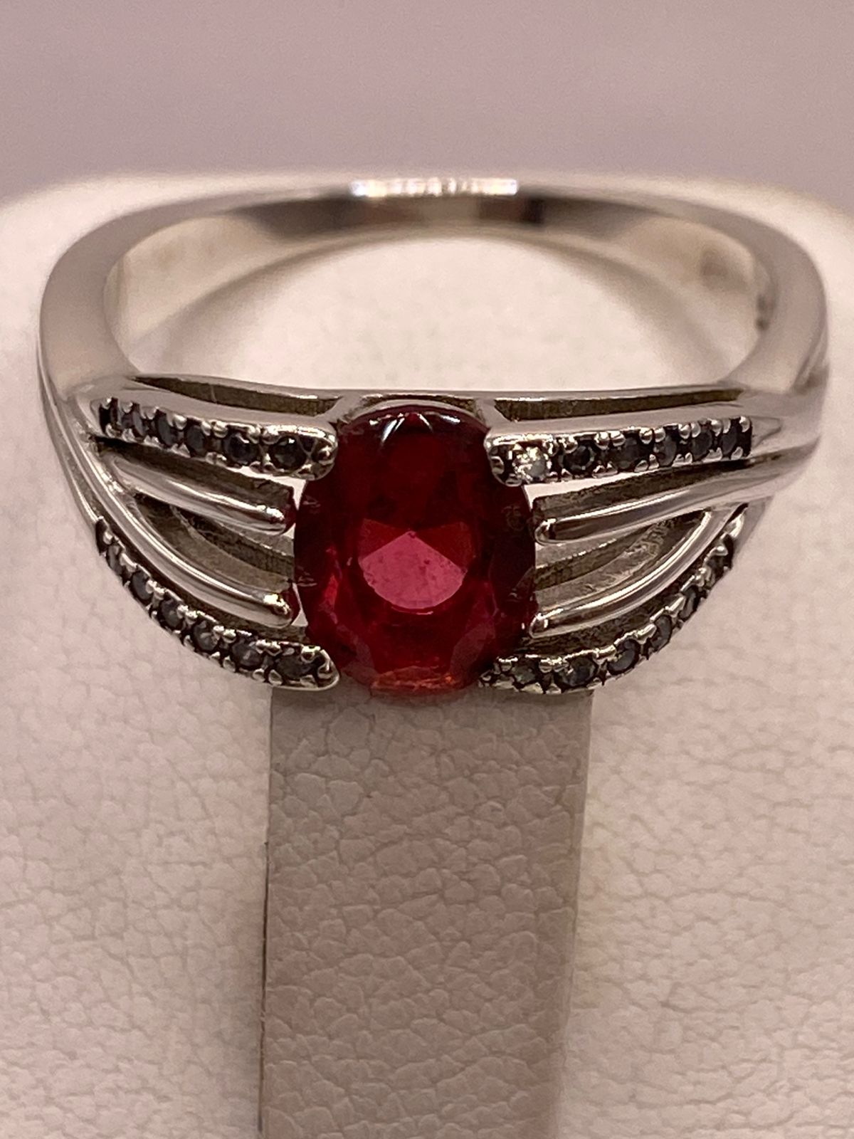 Anillo de Plata Ley 925 con Zirconia Fucsia Ovalada, vista posterior