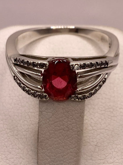 Anillo de Plata Ley 925 con Zirconia Fucsia Ovalada, vista posterior