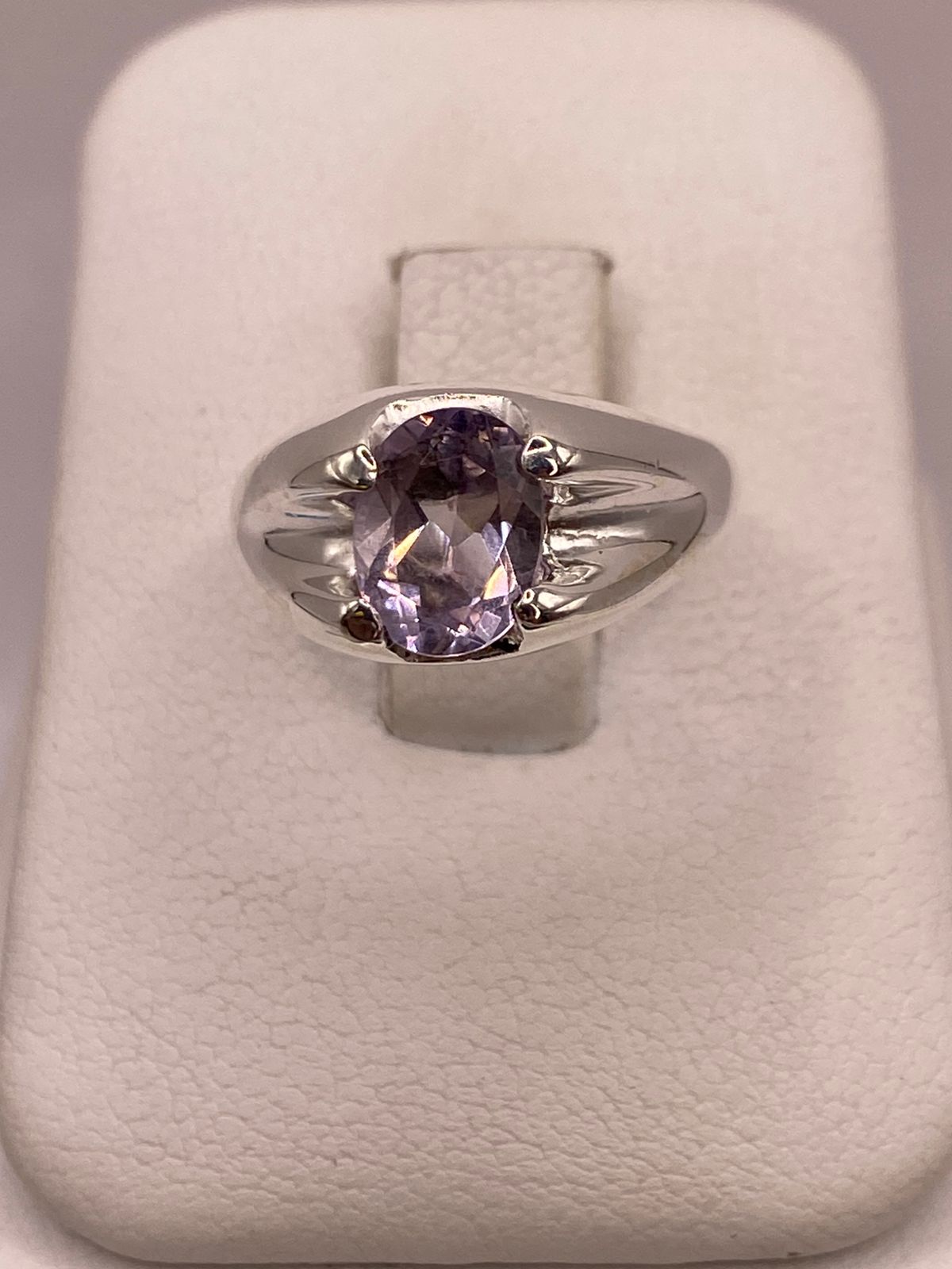 Anillo de Plata Ley 925 con Zirconia Lila Corte Oval Diseño Clásico Moderno en báscula mostrando peso