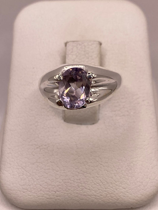 Anillo de Plata Ley 925 con Zirconia Lila Corte Oval Diseño Clásico Moderno en báscula mostrando peso