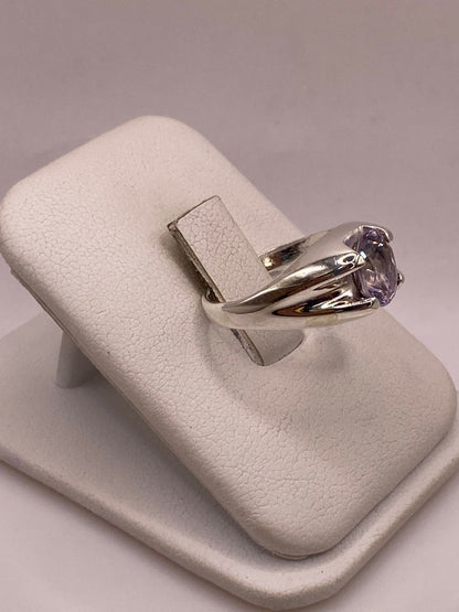 Anillo de Plata Ley 925 con Zirconia Lila Corte Oval Diseño Clásico Moderno, vista lateral