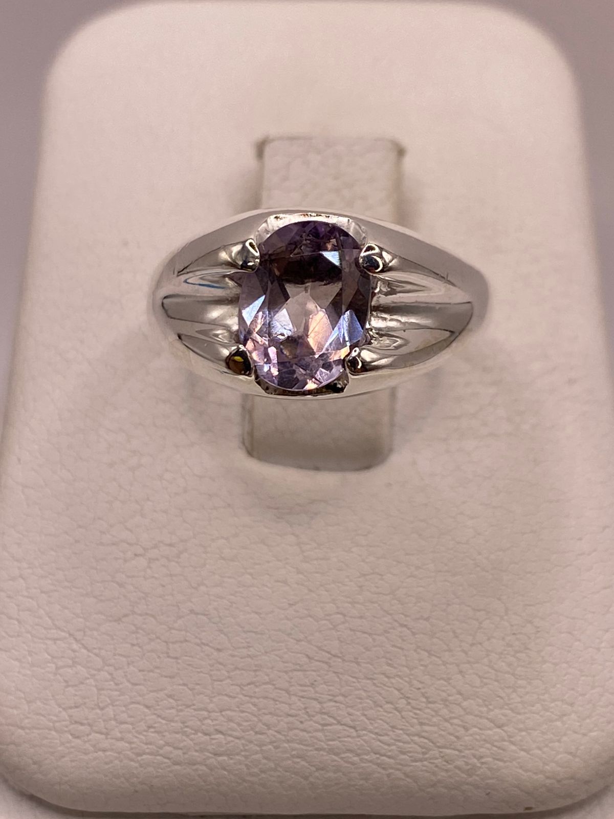 Anillo de Plata Ley 925 con Zirconia Lila Corte Oval Diseño Clásico Moderno, vista de detalle