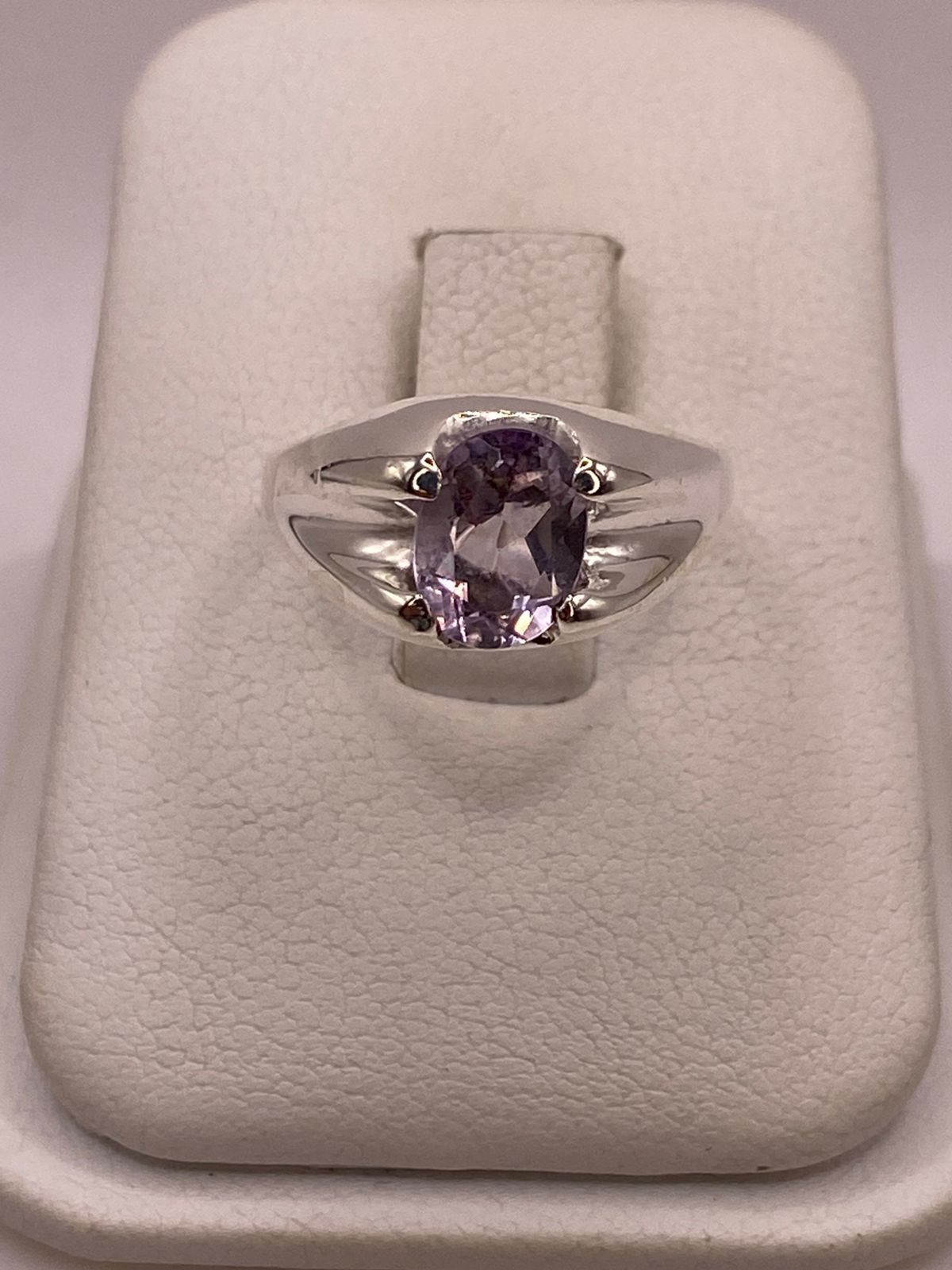 Anillo de Plata Ley 925 con Zirconia Lila Corte Oval Diseño Clásico Moderno, vista superior