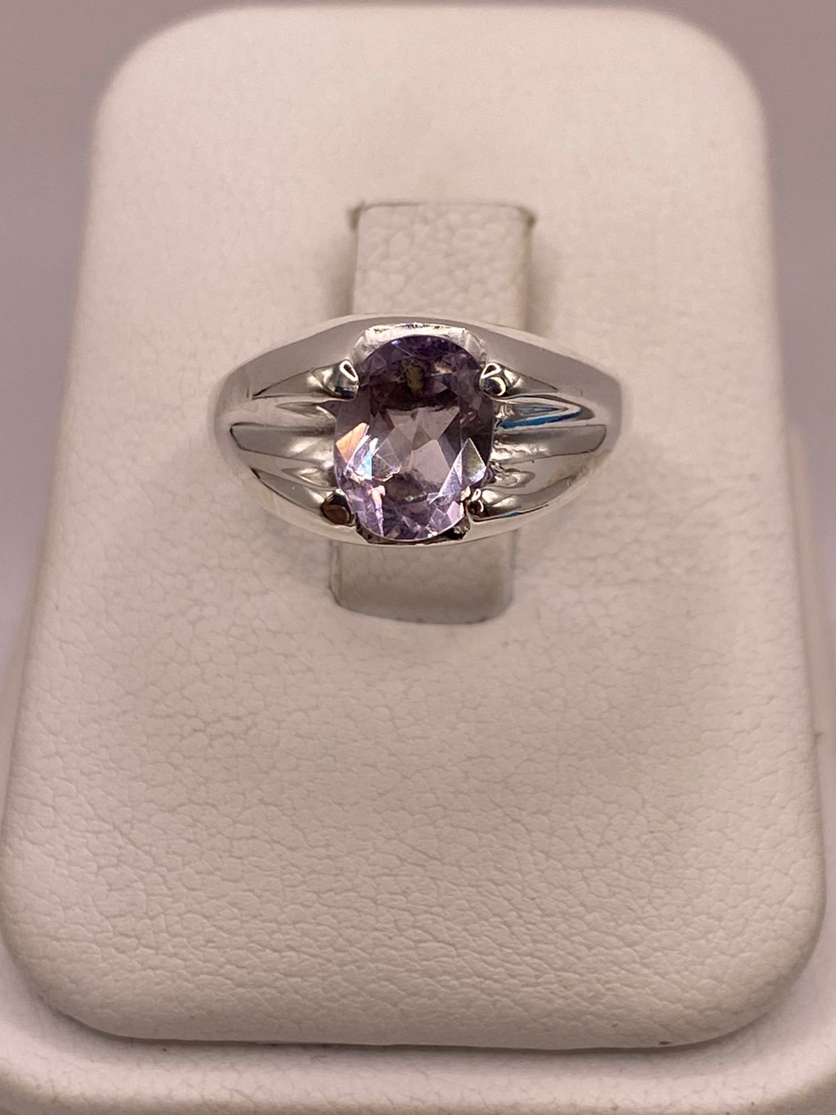 Anillo de Plata Ley 925 con Zirconia Lila Corte Oval Diseño Clásico Moderno, vista frontal