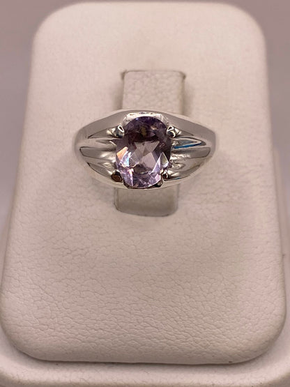 Anillo de Plata Ley 925 con Zirconia Lila Corte Oval Diseño Clásico Moderno, vista frontal