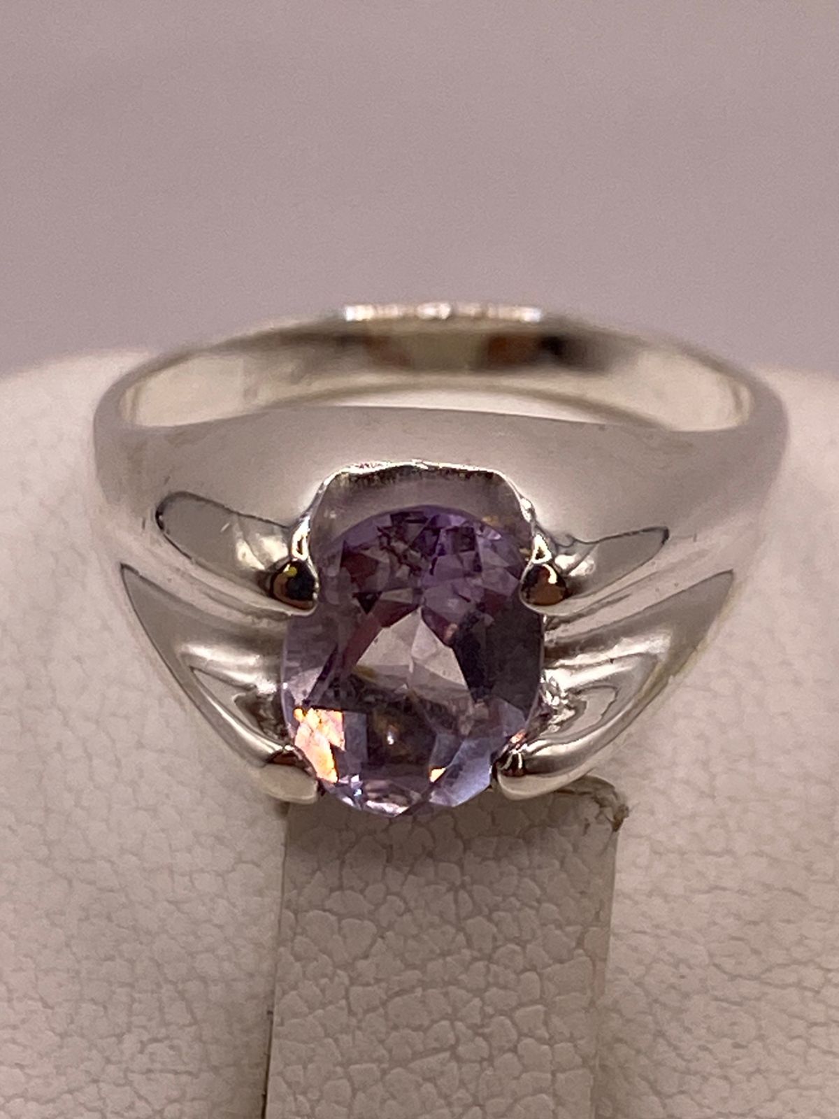 Anillo de Plata Ley 925 con Zirconia Lila Corte Oval Diseño Clásico Moderno, sello de autenticidad Plata Ley .925