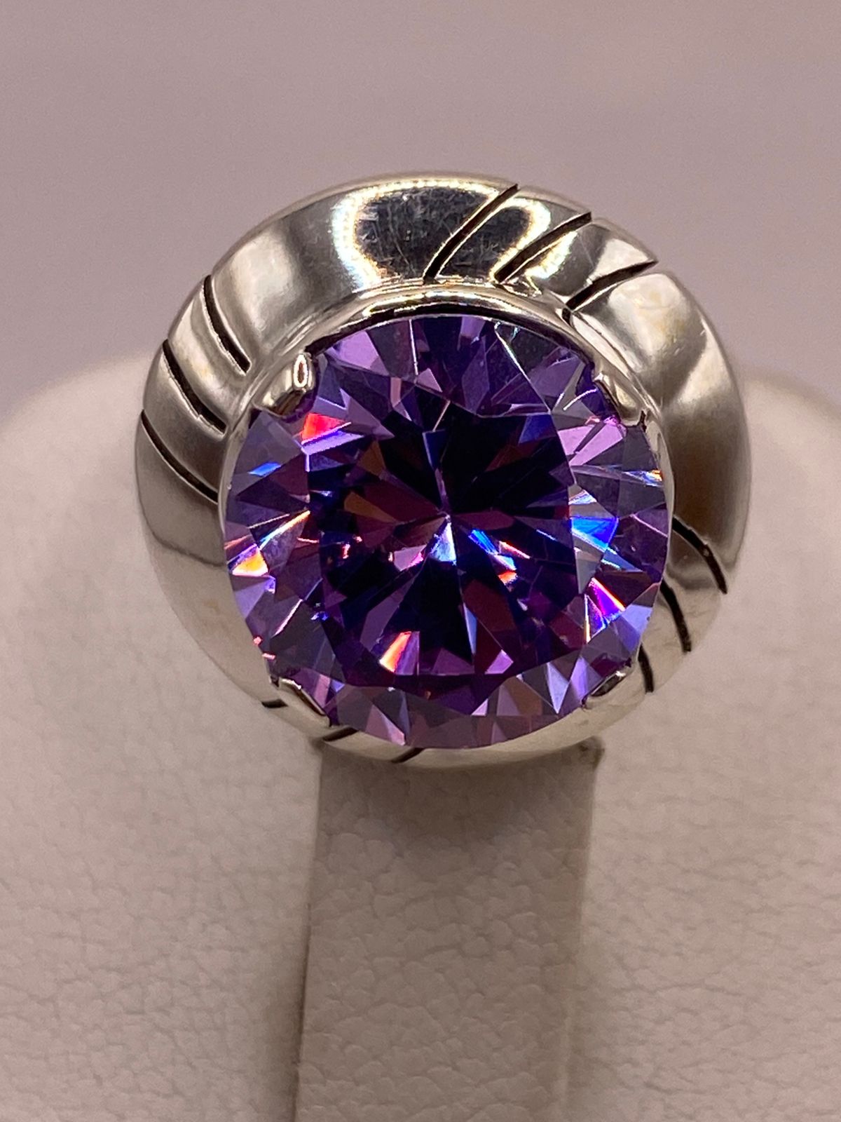 Anillo de Plata Ley 925 con Zirconia Morada, sello de autenticidad Plata Ley .925