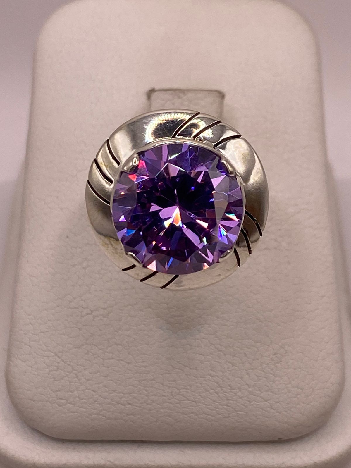 Anillo de Plata Ley 925 con Zirconia Morada — vista lateral
