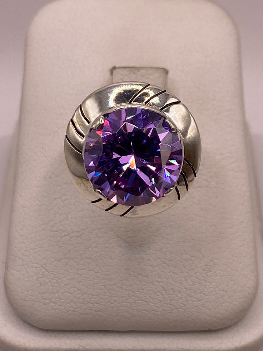 Anillo de Plata Ley 925 con Zirconia Morada — vista lateral