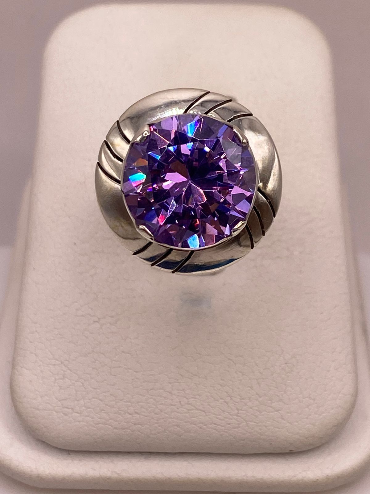 Anillo de Plata Ley 925 con Zirconia Morada, vista frontal