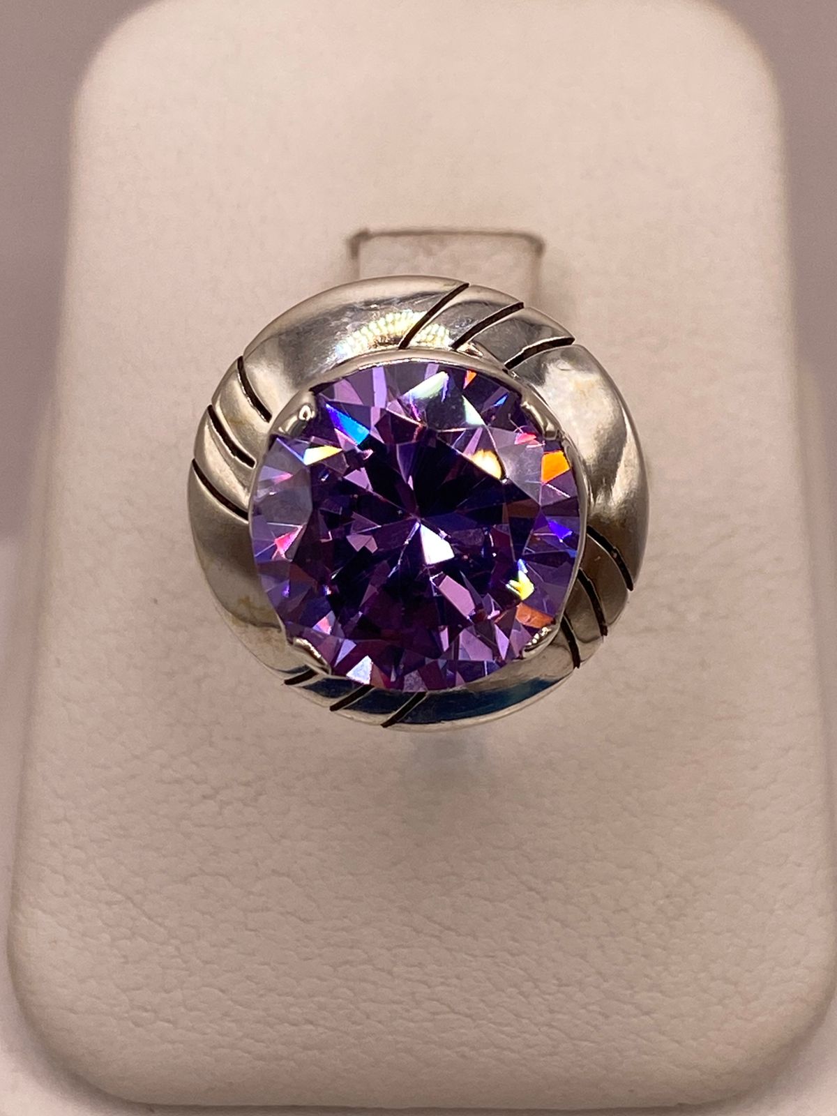 Anillo de Plata Ley 925 con Zirconia Morada, vista lateral
