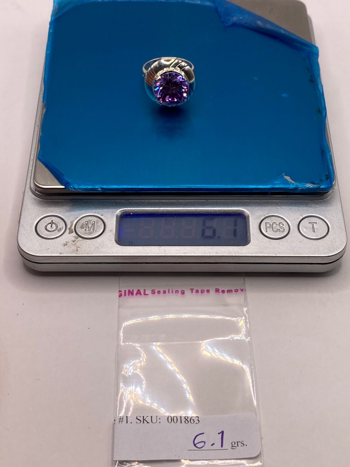 Anillo de Plata Ley 925 con Zirconia Morada, peso en gramos (báscula)