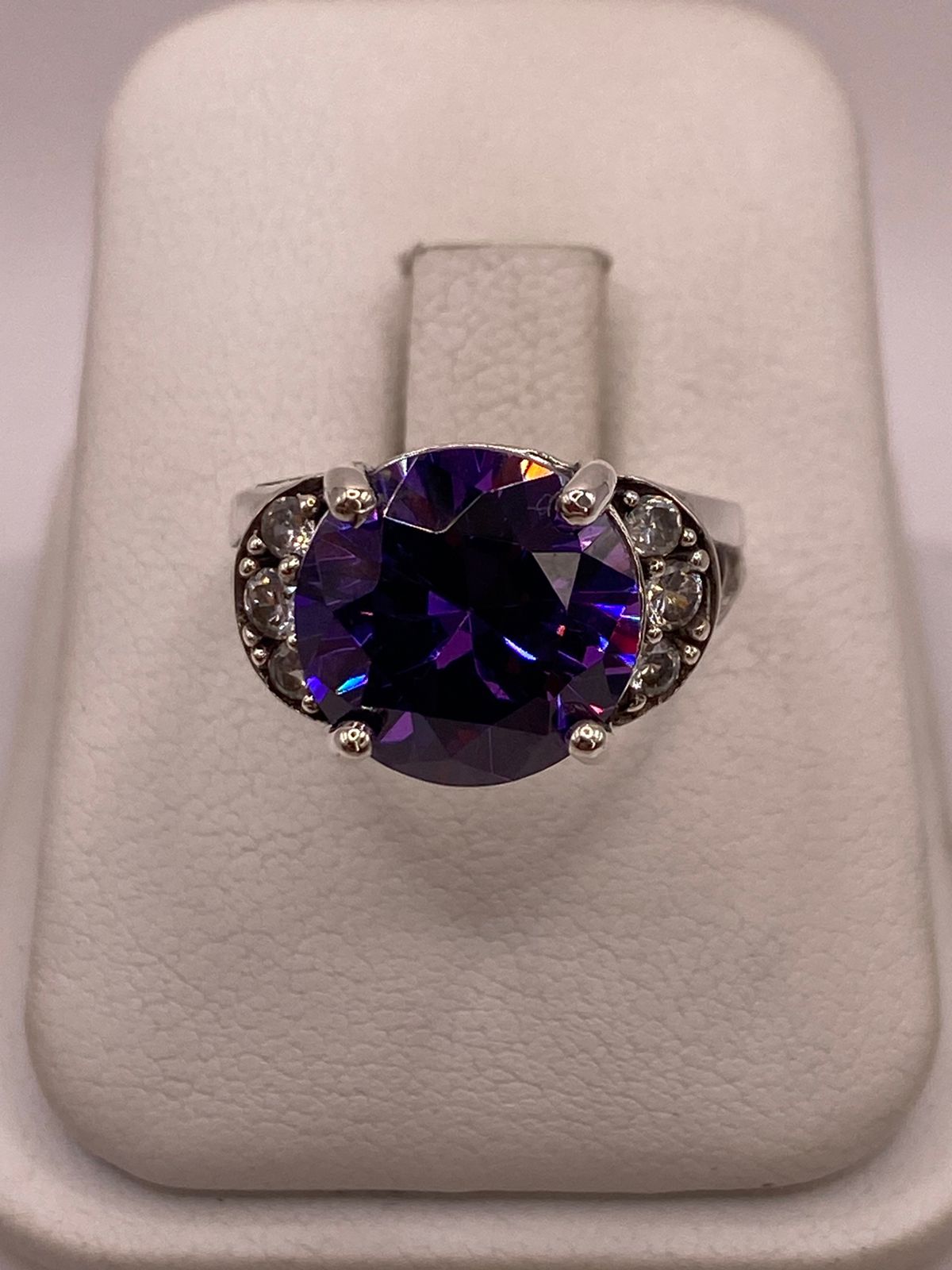 Anillo de Plata Ley 925 con Zirconia Morada en báscula mostrando peso