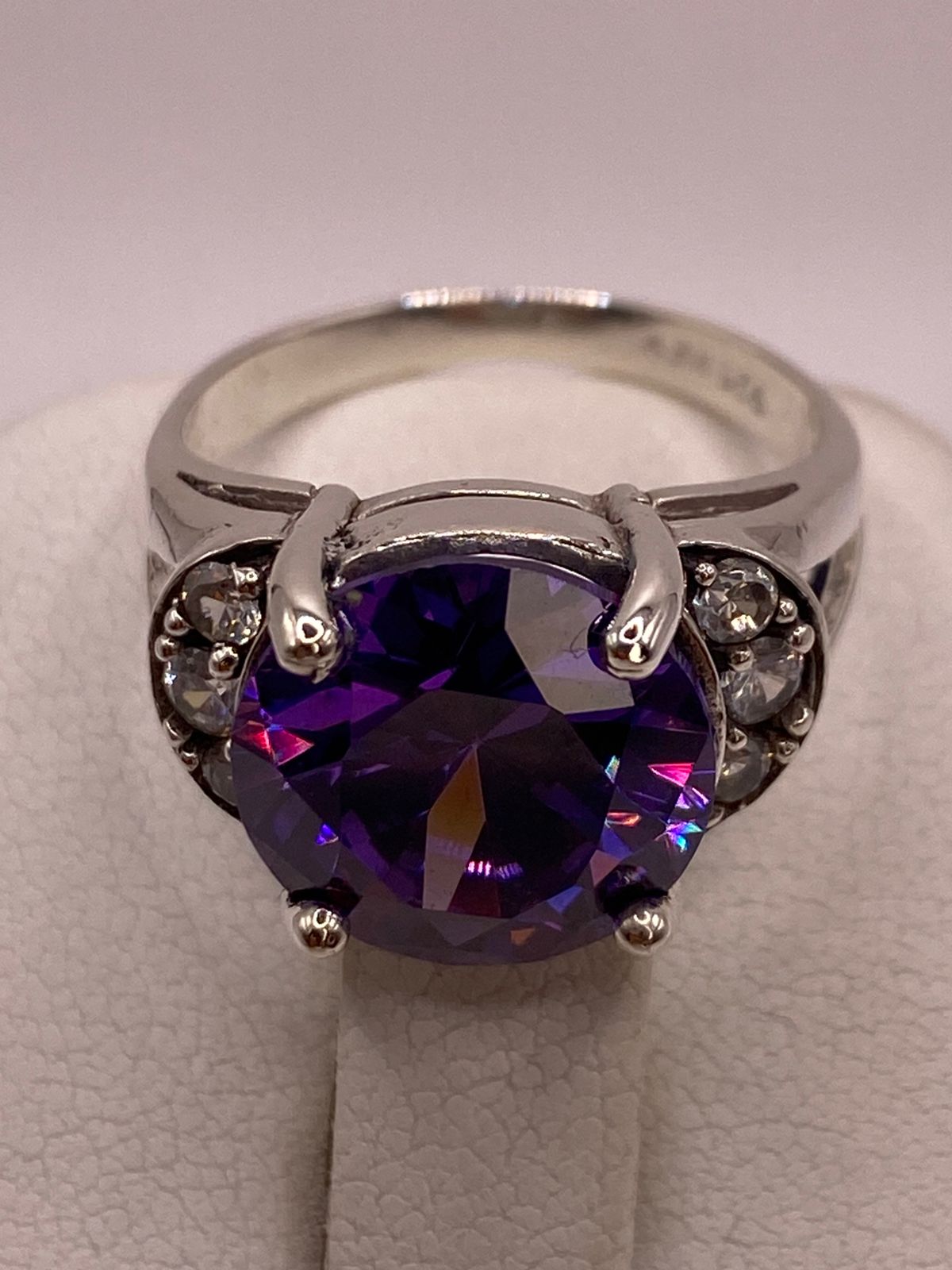 Anillo de Plata Ley 925 con Zirconia Morada, sello de autenticidad Plata Ley .925