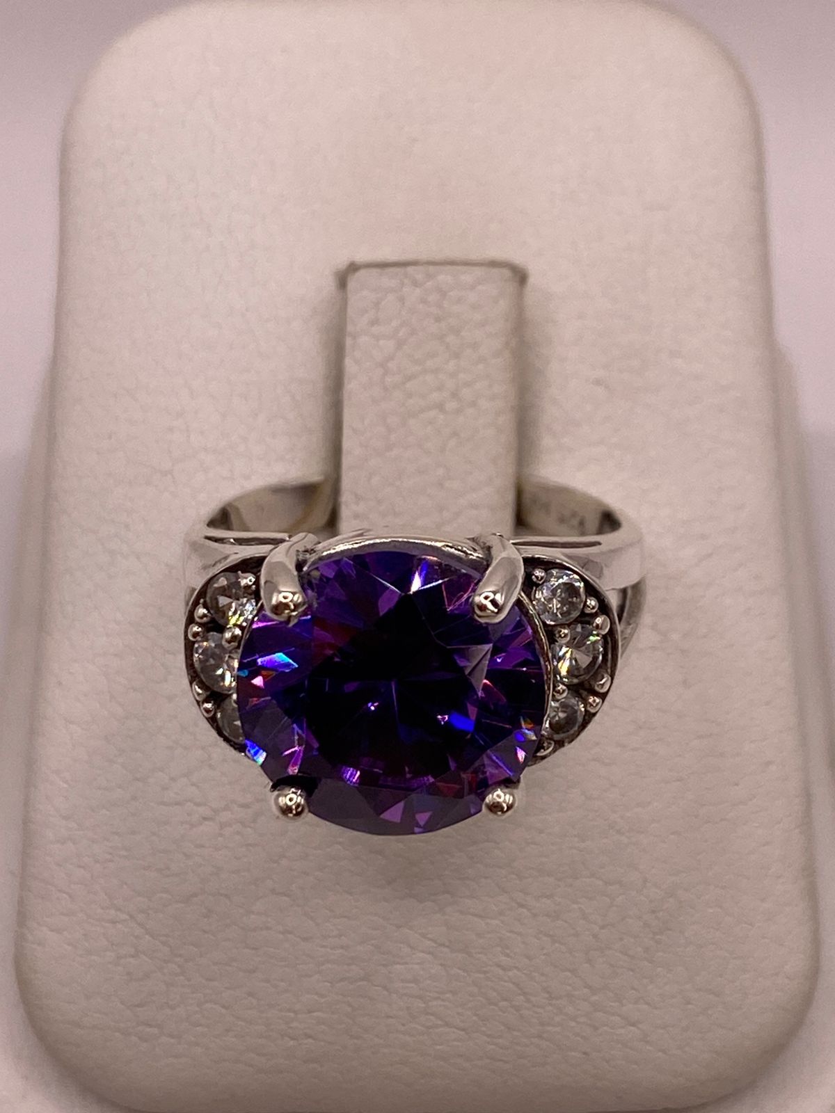 Anillo de Plata Ley 925 con Zirconia Morada, vista frontal