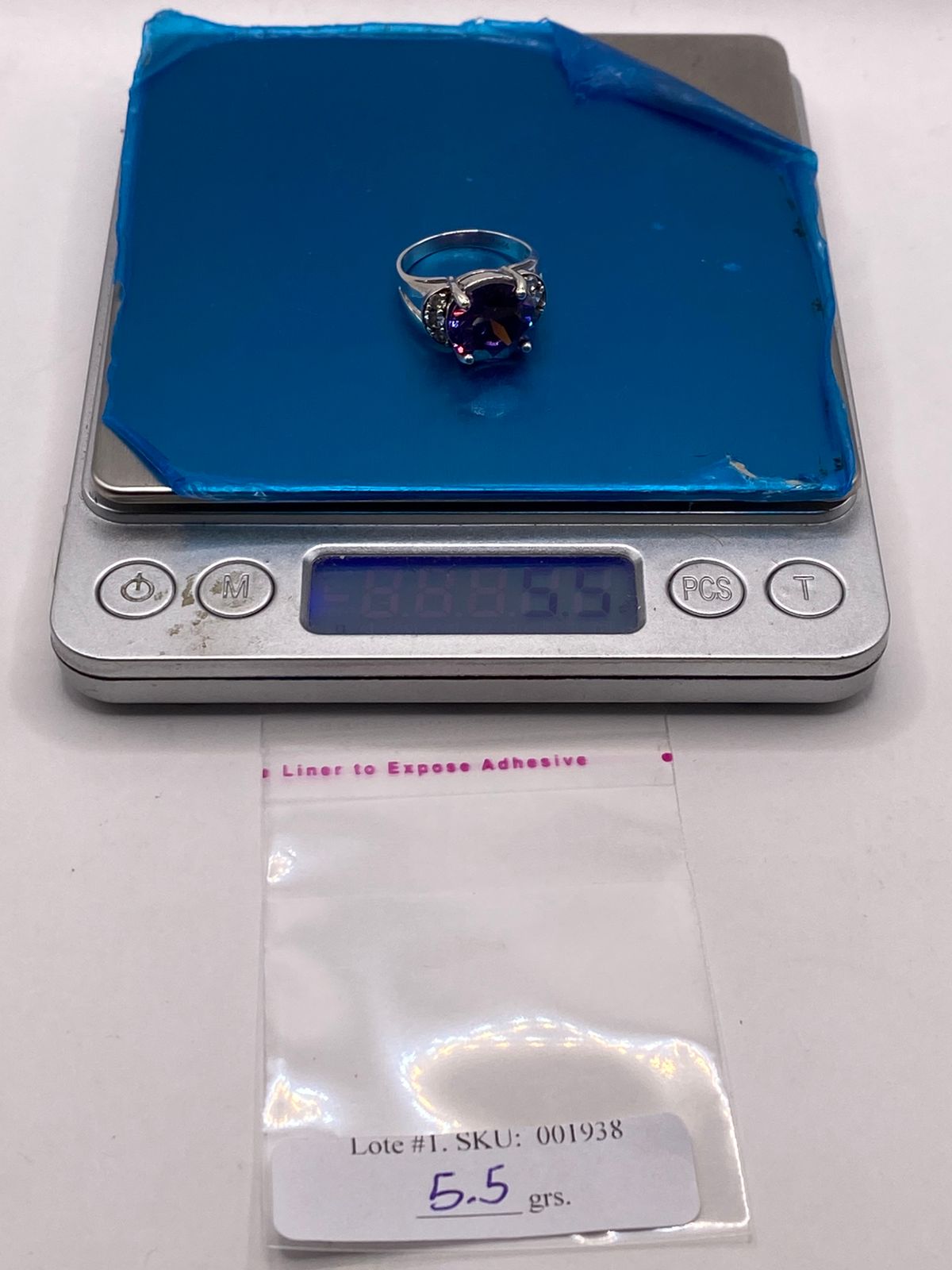 Anillo de Plata Ley 925 con Zirconia Morada, peso en gramos (báscula)