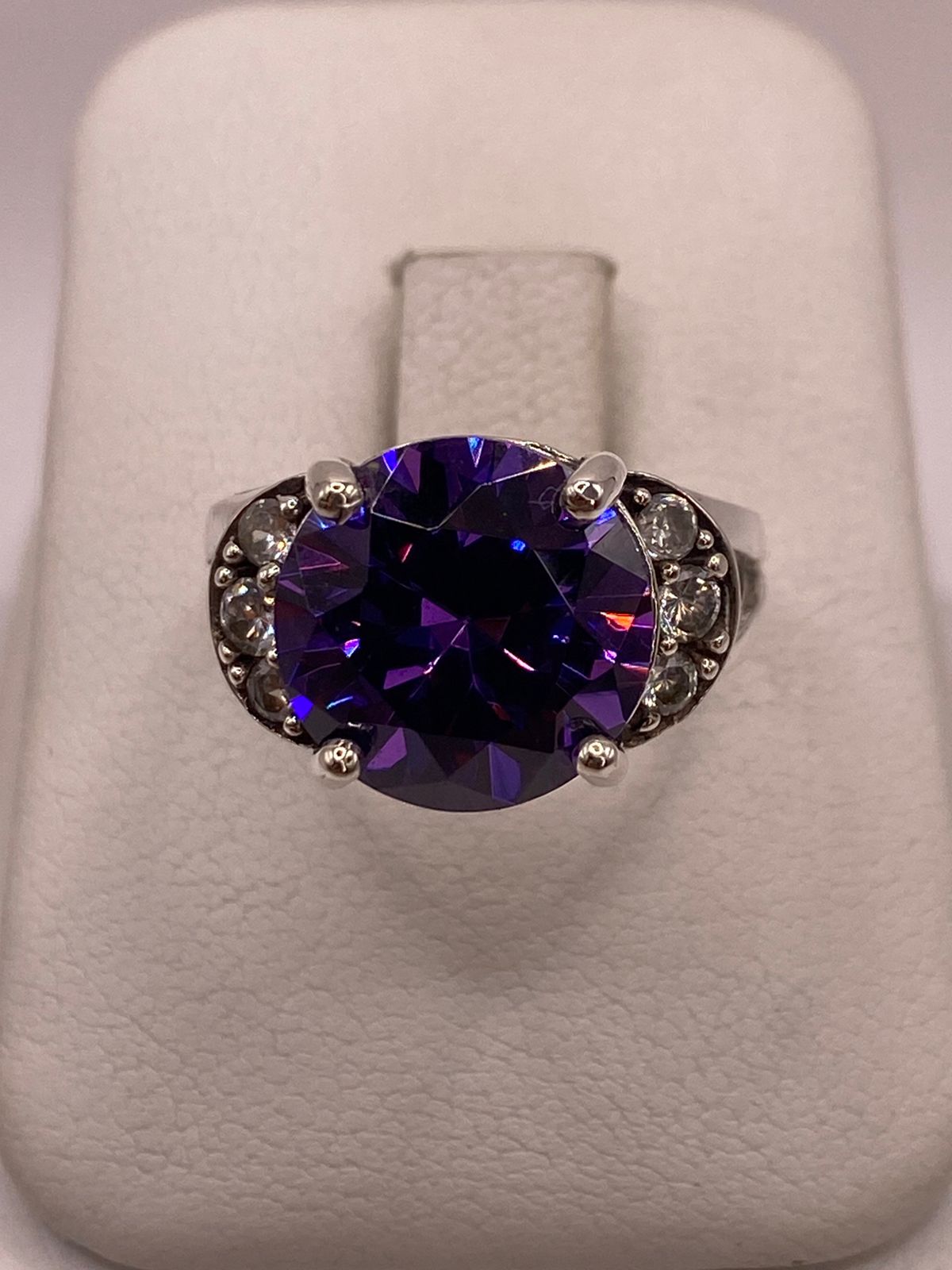 Anillo de Plata Ley 925 con Zirconia Morada, vista de detalle