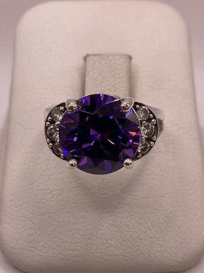 Anillo de Plata Ley 925 con Zirconia Morada, vista de detalle