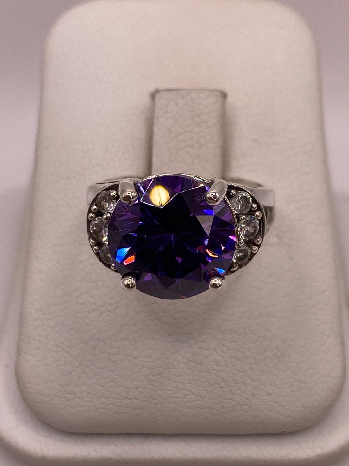 Anillo de Plata Ley 925 con Zirconia Morada, vista superior