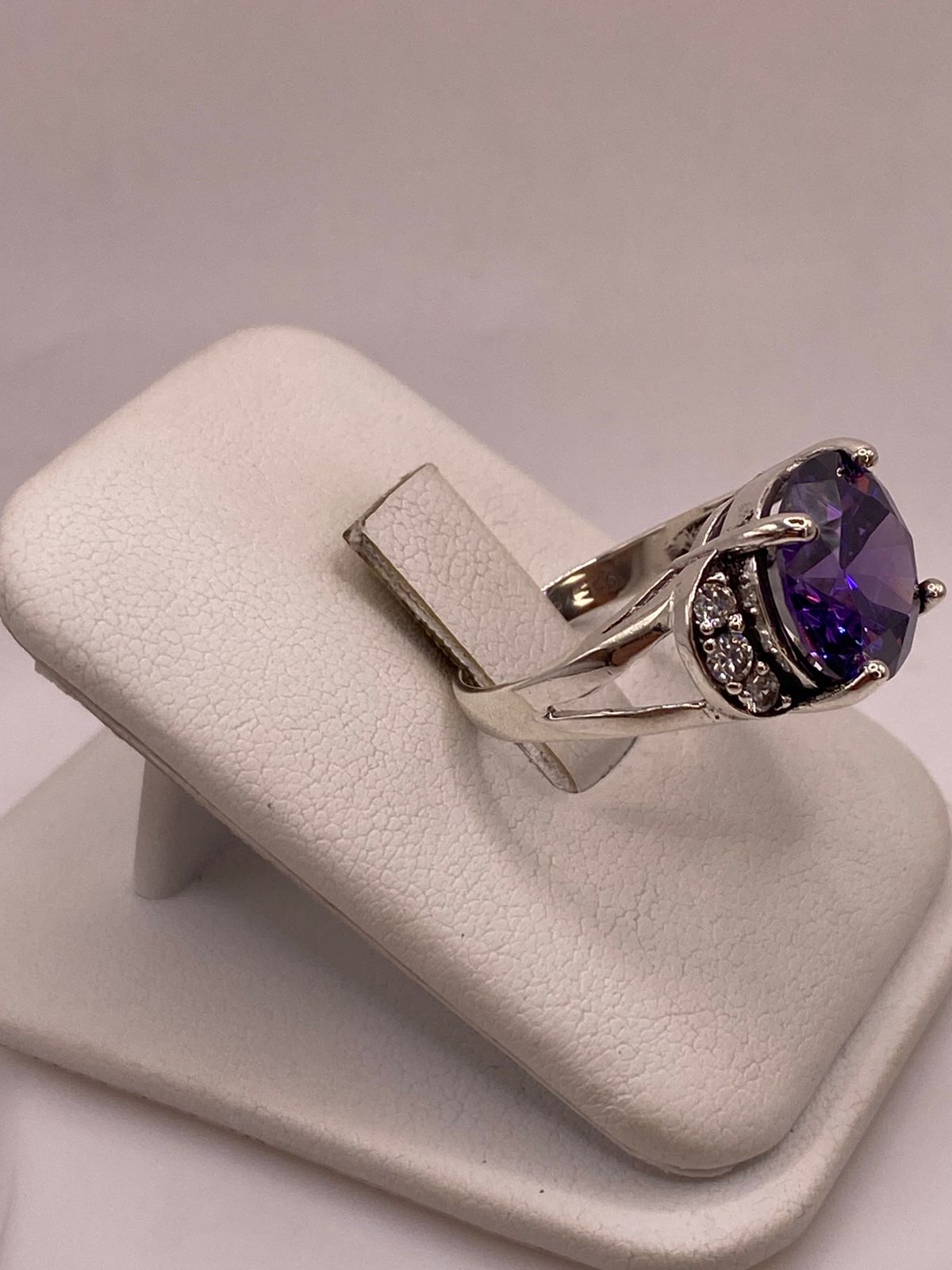 Anillo de Plata Ley 925 con Zirconia Morada, vista lateral