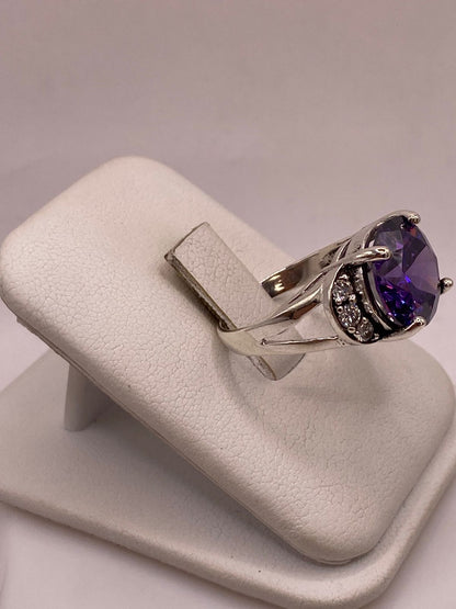 Anillo de Plata Ley 925 con Zirconia Morada, vista lateral