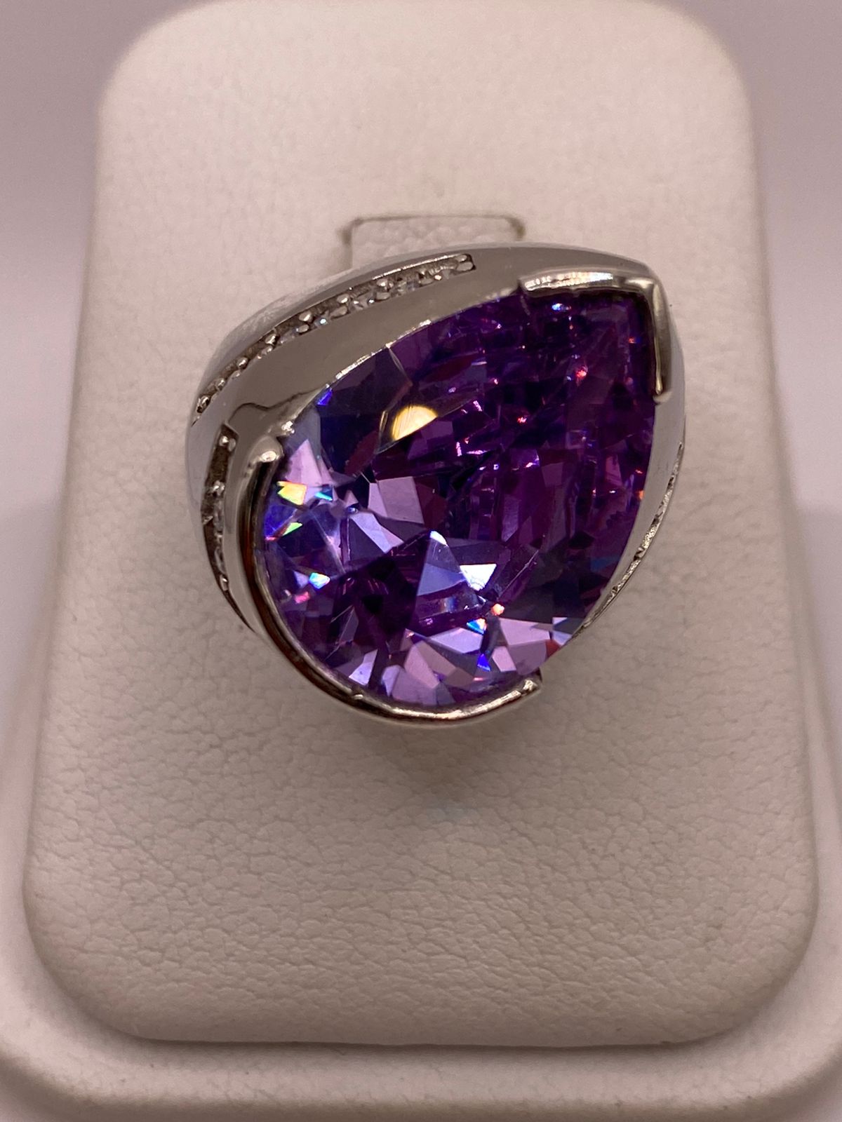 Anillo de Plata Ley 925 con Zirconia Morada en Forma de Gota, vista de detalle