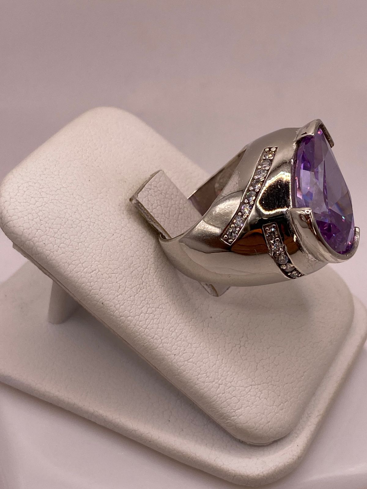 Anillo de Plata Ley 925 con Zirconia Morada en Forma de Gota, vista lateral