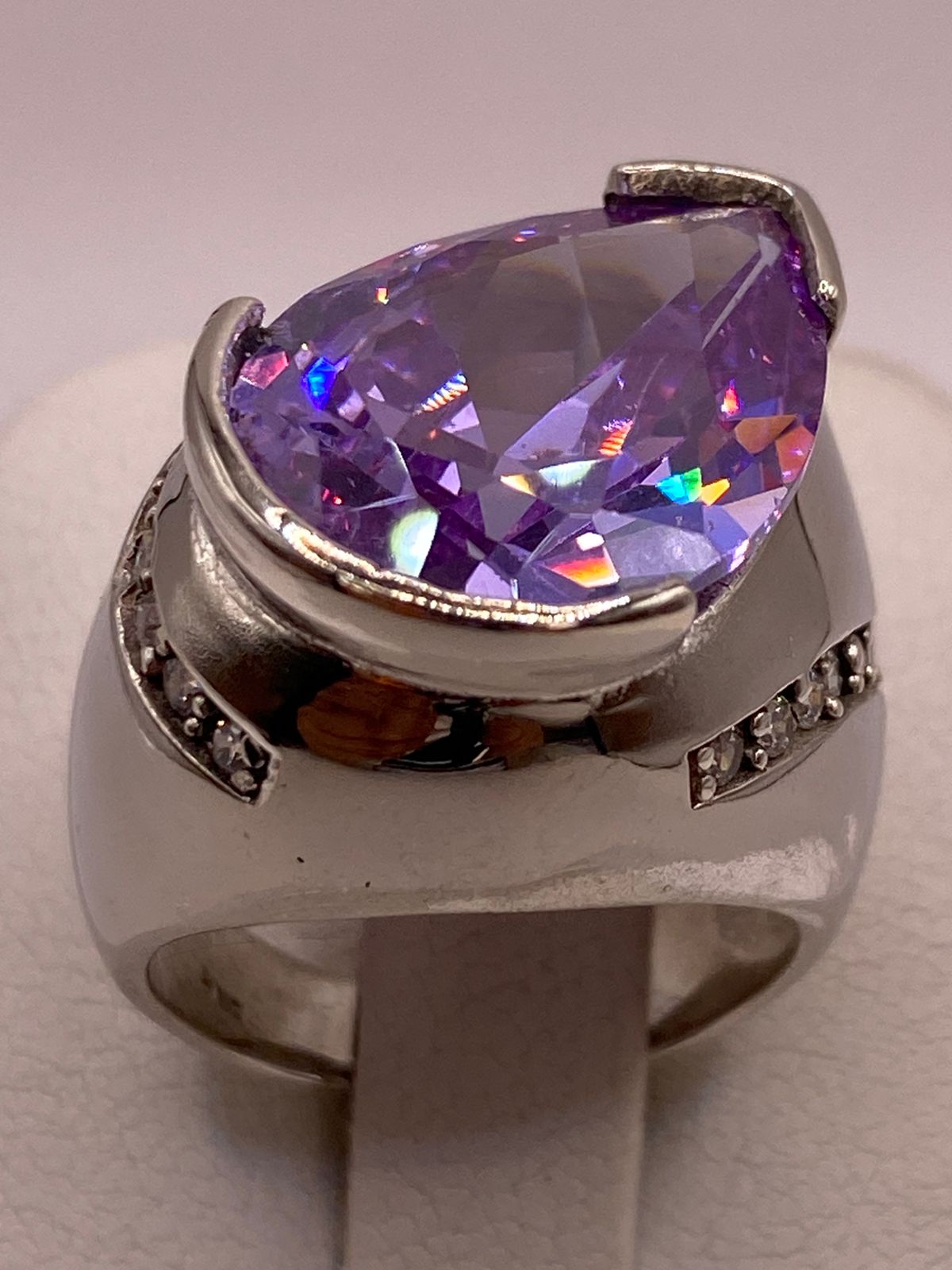 Anillo de Plata Ley 925 con Zirconia Morada en Forma de Gota, vista superior