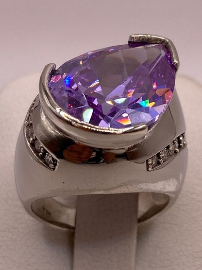 Anillo de Plata Ley 925 con Zirconia Morada en Forma de Gota, vista superior