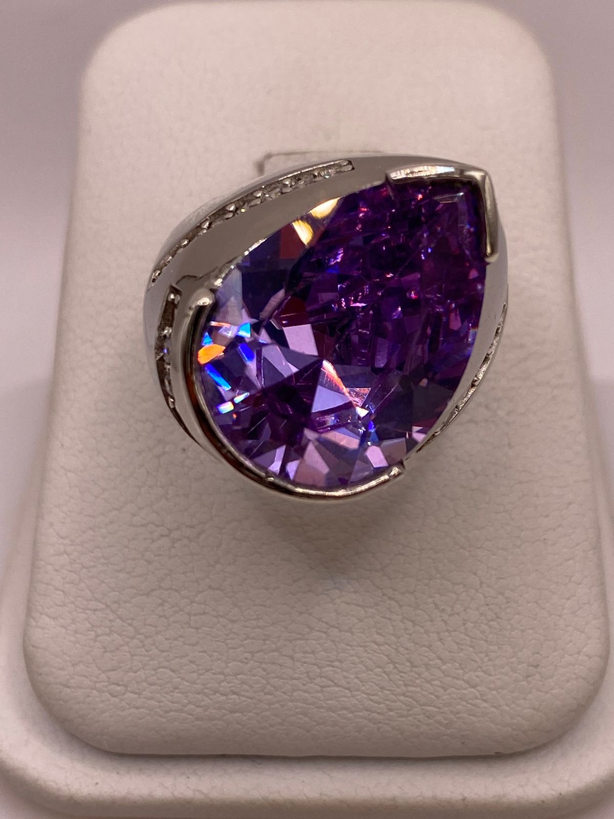 Anillo de Plata Ley 925 con Zirconia Morada en Forma de Gota en báscula mostrando peso