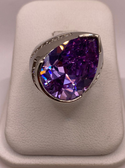 Anillo de Plata Ley 925 con Zirconia Morada en Forma de Gota en báscula mostrando peso